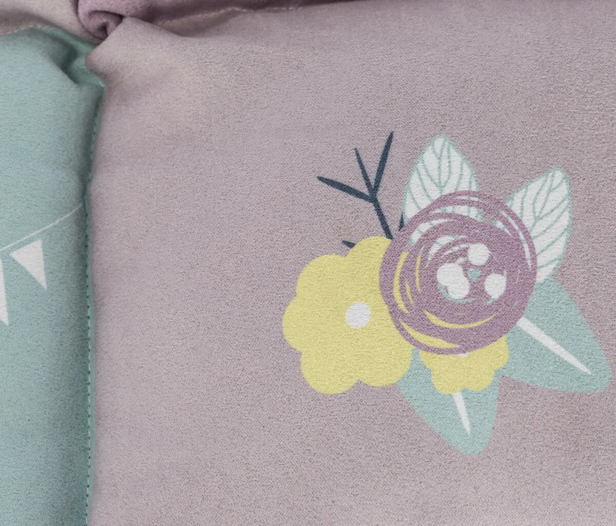JUNIOR barevná měkká podložka PATCHWORK 60 x 60 cm světle fialová/mátová/růžová