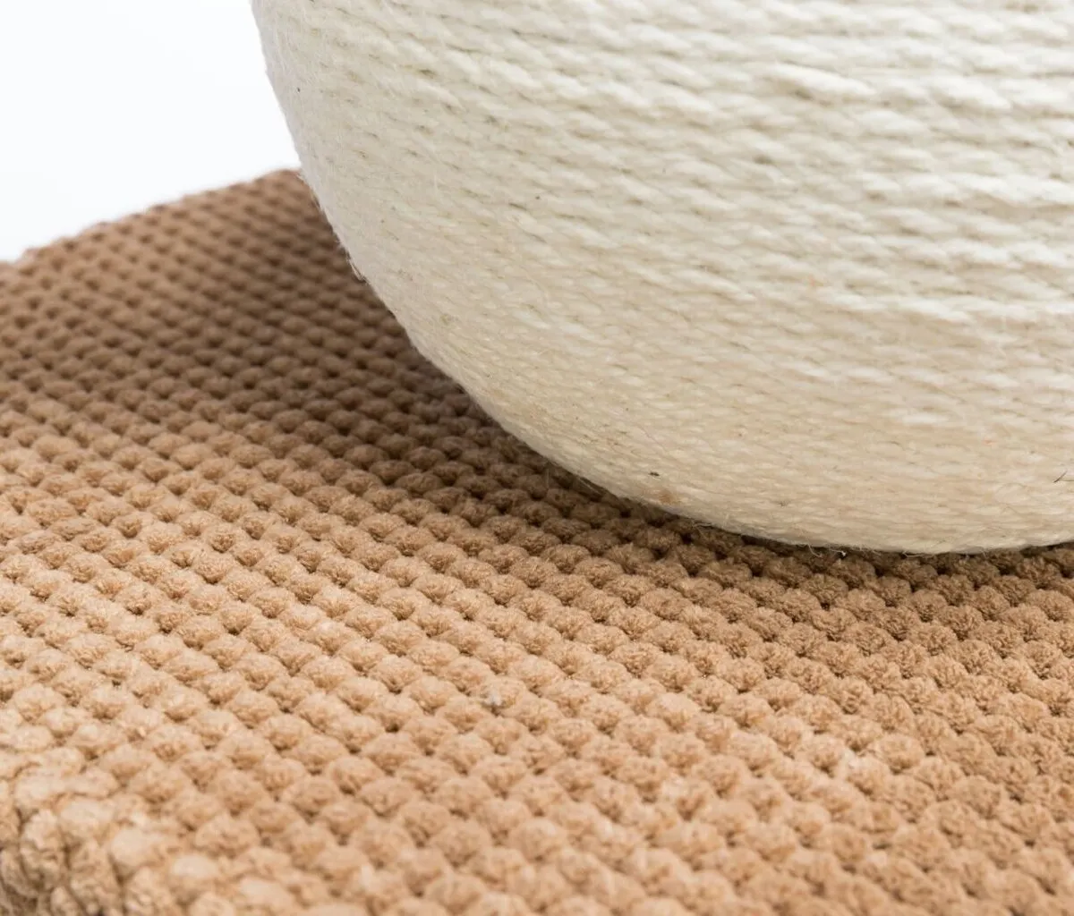 Jeskyně se škrabacím míčem, ø 36 × 50 cm, plyš/sisal, taupe